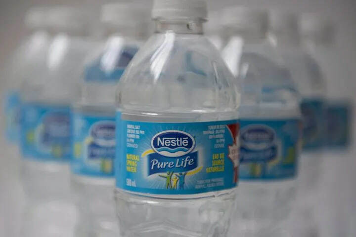 Nestle обвиняется в продаже загрязненной воды как минеральной