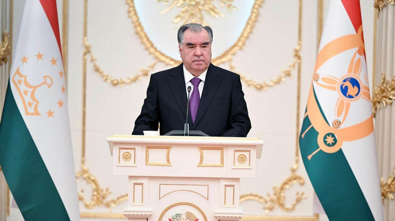 Ikki haftalik sukunat: Emomali Rahmon qayerga g‘oyib bo‘ldi va Dushanbeda nimalar yuz bermoqda?