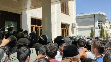 Ургутда тумонат одам ҳокимлик биноси олдига тўпланди. ИИБ ҳолатга аниқлик киритди (+видео)