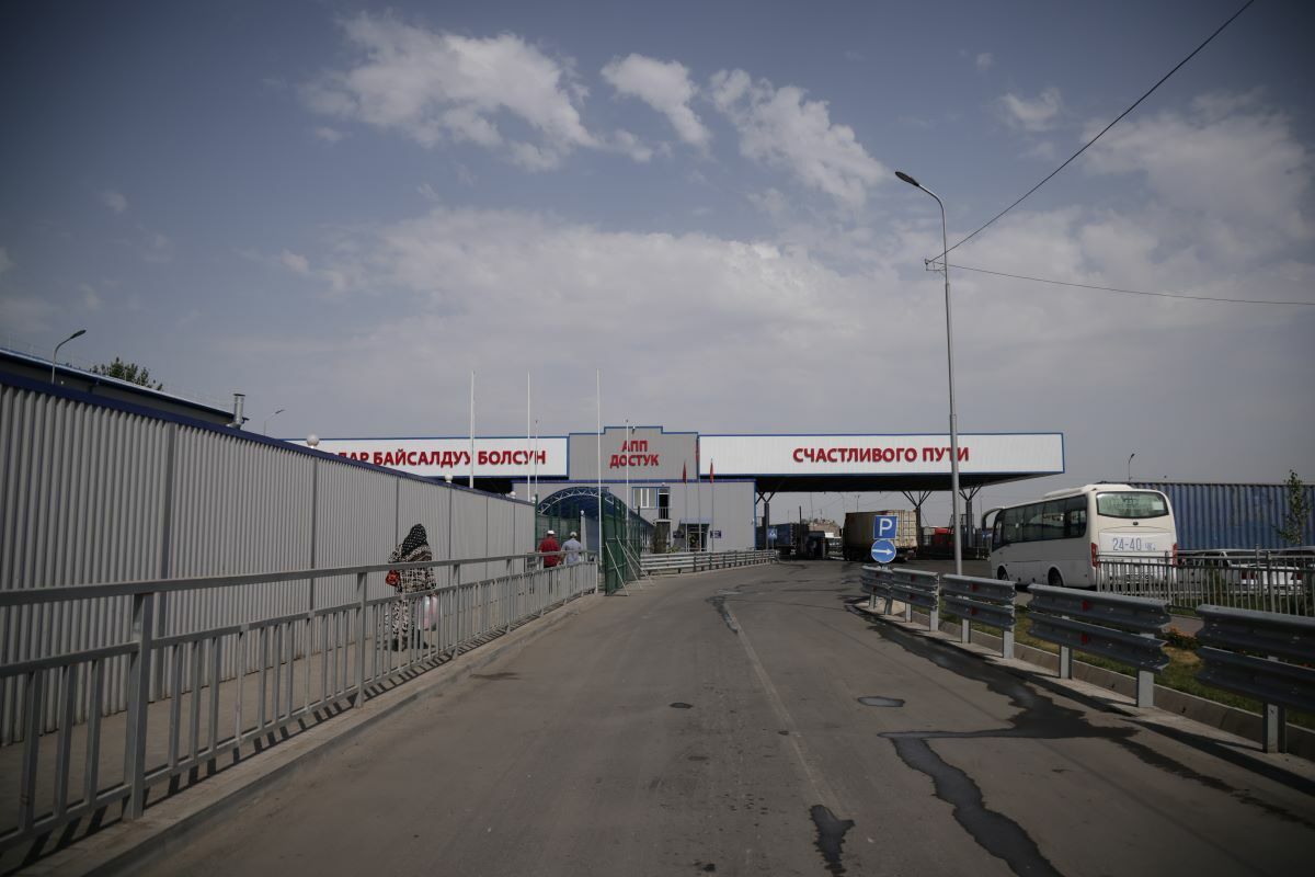 “Do‘stlik”, “Uchqo‘rg‘on” va “O‘zbekiston” chegara bojxona postlarida transport harakati vaqtincha to‘xtatildi