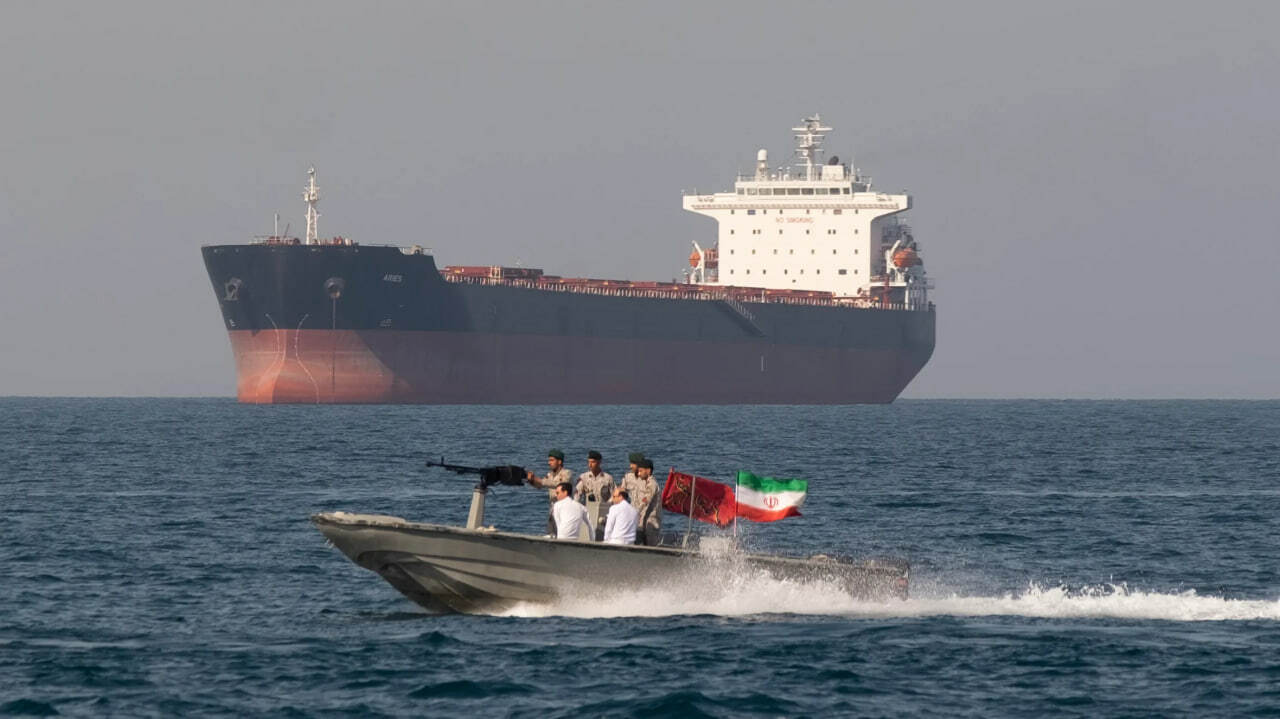Hormuz bo‘g‘ozidagi “mushuk-sichqon” o‘yini: Strategik suv yo‘li yana harbiylar nazoratida