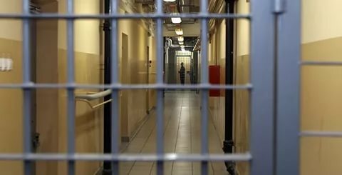 O‘zbekistondagi tergov izolyatorlari deyarli to‘lgan — Oliy sud raisi