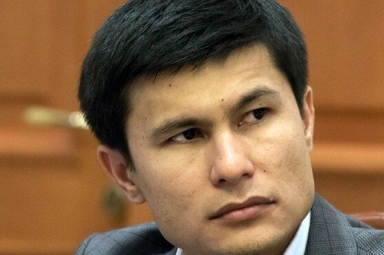Блогер Хушнуд Худойбердиев чекиш муаммосини кўтарди