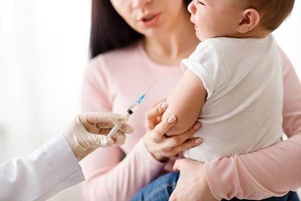 Родителей начнут наказывать за отказ от прививок?