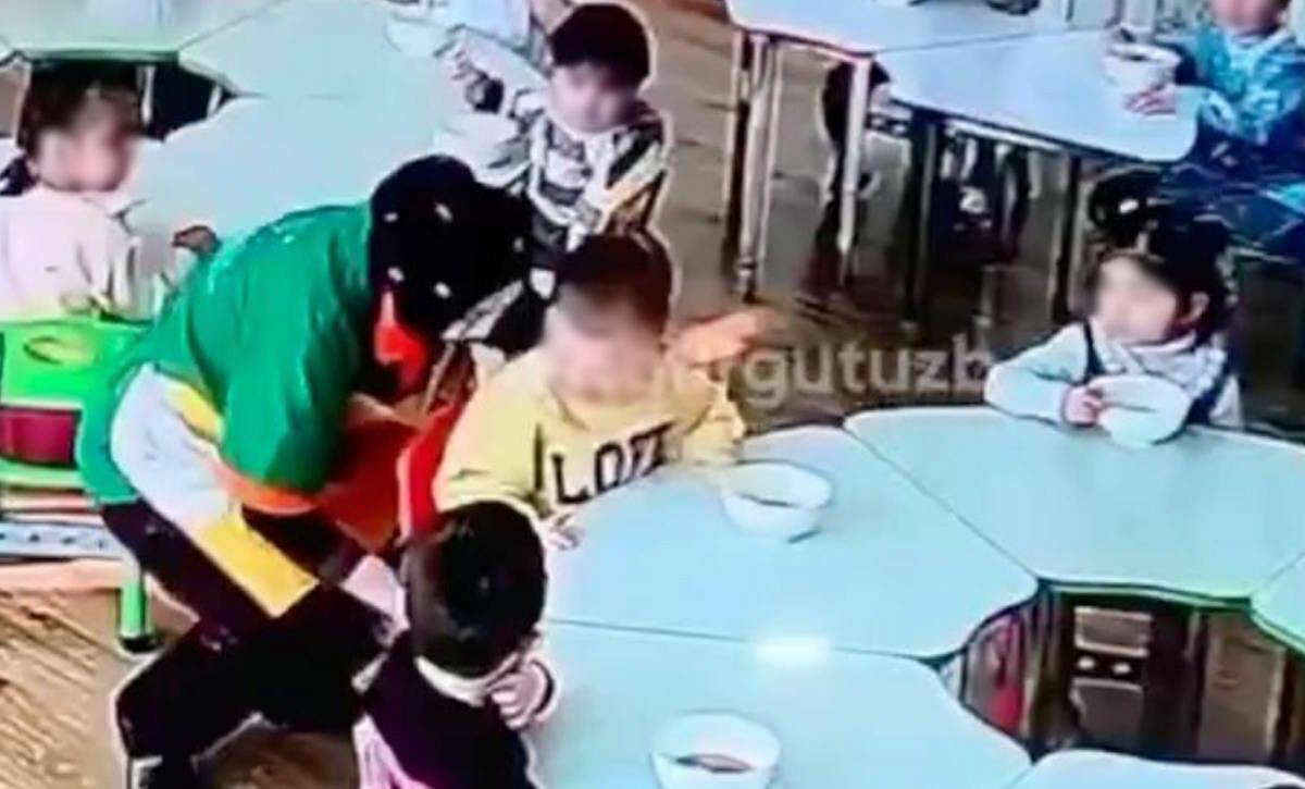 Toshkentdagi bog‘chalardan birida tarbiyachi bolani stulga skotchlab qo‘ydi