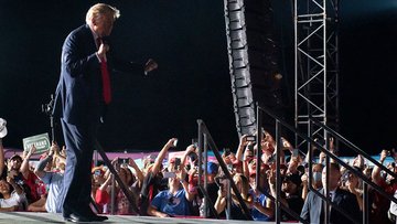 Disco Dancer: Трамп сайловчиларига рақсга тушиб берди (+видео)