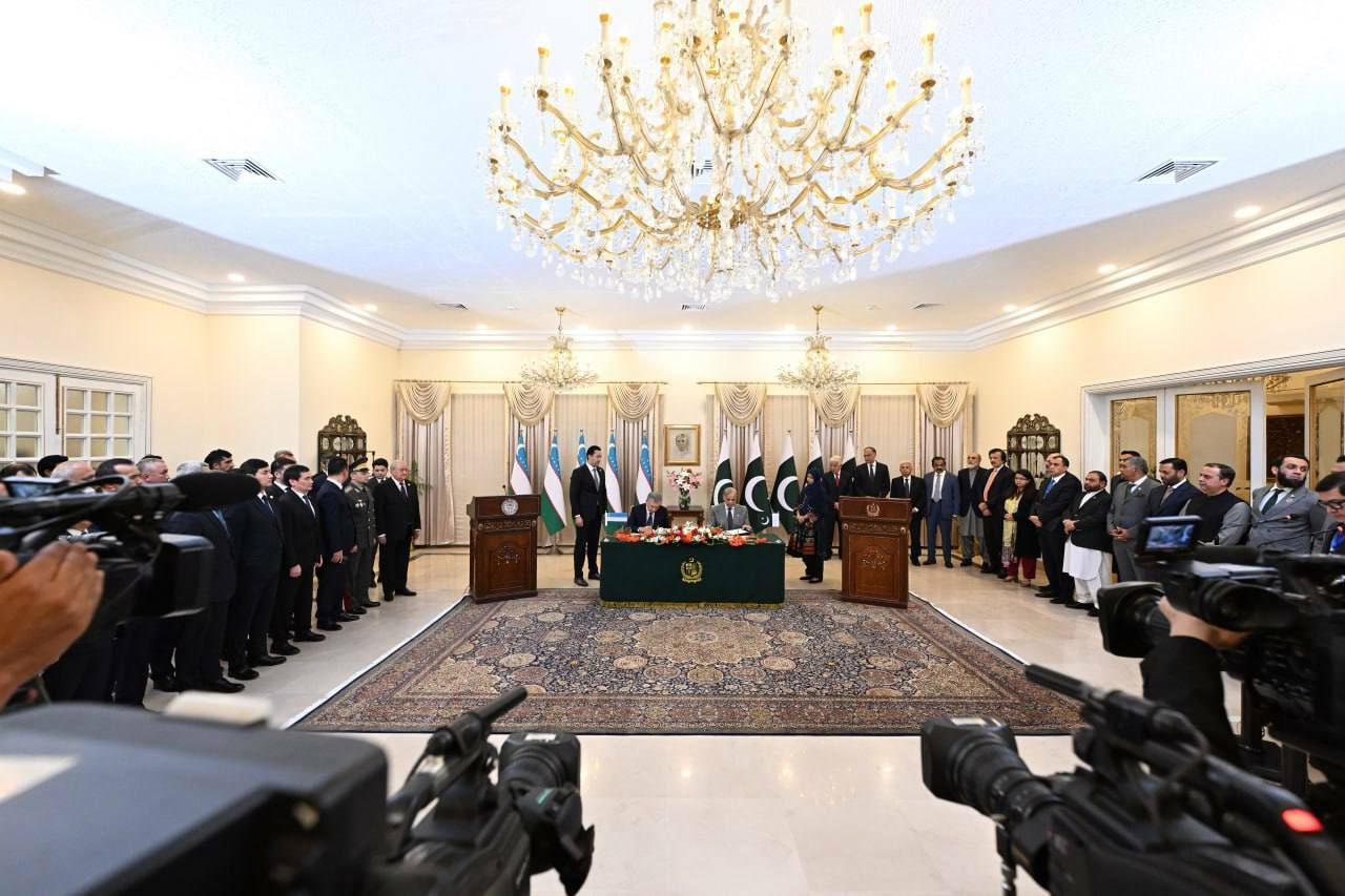 Yadro xavfsizligidan mahkumlar almashinuvigacha: Mirziyoyev O‘zbekiston va Pokiston o‘rtasida qanday hujjatlarni imzoladi?