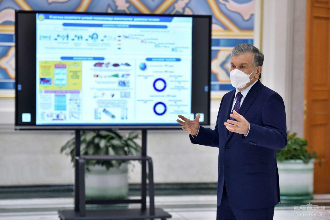 Шавкат Мирзиёев ниқоб таққан ҳолда кўриниш берди