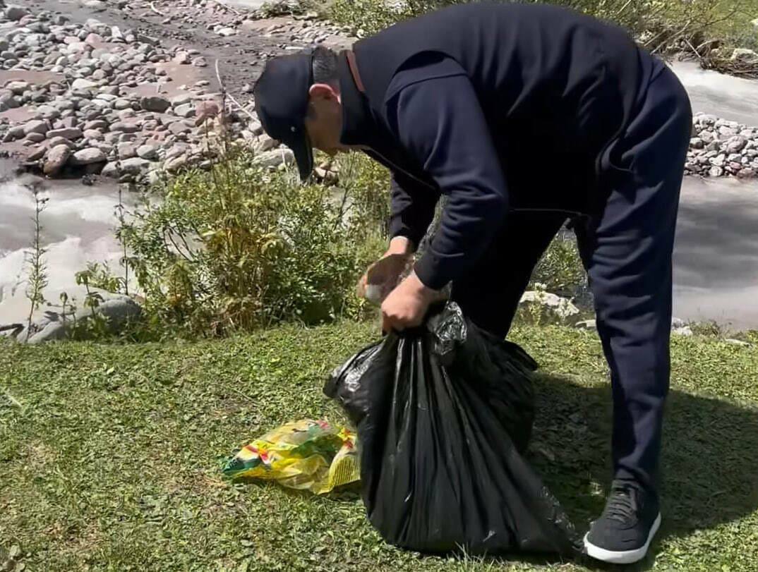 O‘rnak: Sadir Japarov dam oluvchilar tabiat qo‘ynida qoldirgan chiqindilarni yig‘di