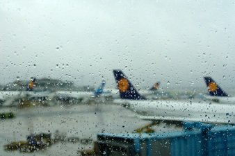 airport aeroport rain yomg