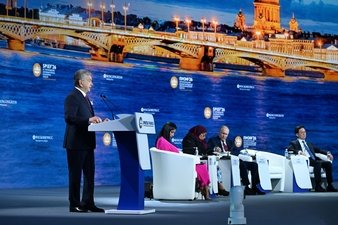 Mirziyoyev Peterburg forumida