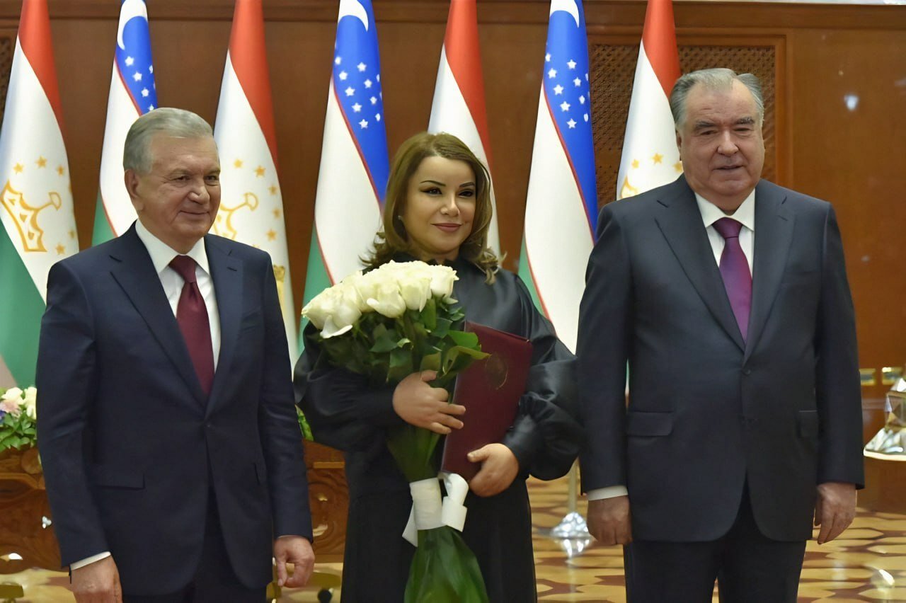 Tojikiston prezidenti O‘zbekistonning 5 nafar san’atkorini "Tojikiston xalq hofizi" unvoni bilan taqdirladi