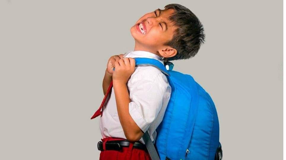 Ogʻir maktab darsliklari va zil-zambil sumka: Bu oʻquvchilar salomatligiga qanday taʼsir koʻrsatadi?