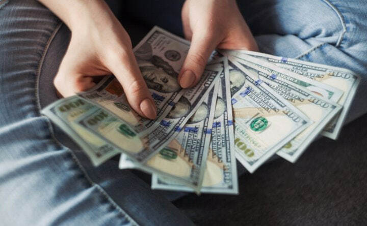 Dam olish kunlarida dollarni qayerdan topish mumkin?