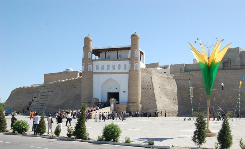Bir tomonda bunyodkor, bir tomonda esa…