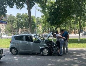 Суд қарорисиз бузилаётган реклама баннери автомобил устига қулади2