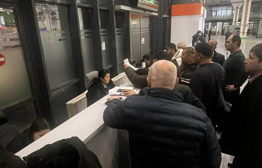 Turnaqator navbatlar: Aeroportda telefonlarni ro‘yxatdan o‘tkazish qanday qilib muammoga aylandi?