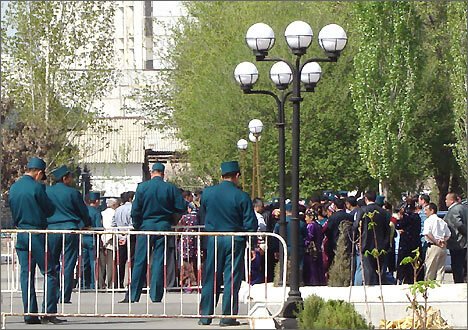 “Бу демократияга зид!” — “Митинг, йиғилиш ва намойишлар тўғрисида”ги қонун лойиҳаси кескин муҳокамаларга сабаб бўляпти