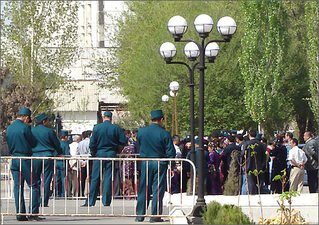 “Бу демократияга зид!” — “Митинг, йиғилиш ва намойишлар тўғрисида”ги қонун лойиҳаси кескин муҳокамаларга сабаб бўляпти