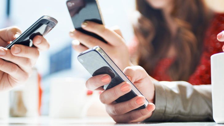 Odamlar bir yil davomida 2,5 oy vaqtini smartfonga sarflagan