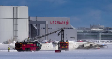 Cамолет Delta перевернулся при посадке