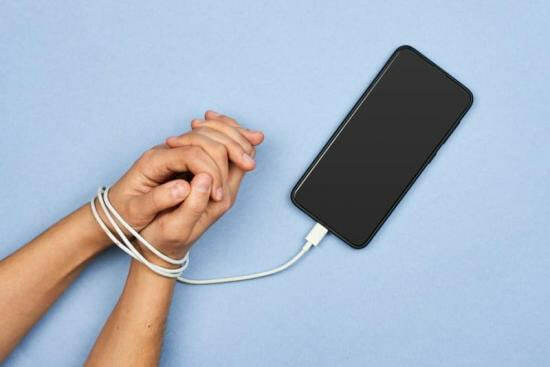JSST smartfonlardan foydalanuvchilar yoshini cheklashga chaqirdi