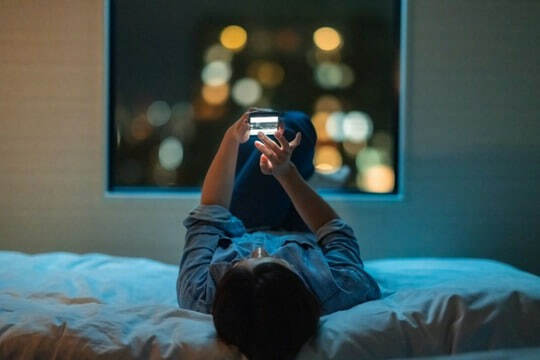Qisqa videolarning (TikTok, Reels, Shorts) diqqat va xotiraga ta’siri qanday?