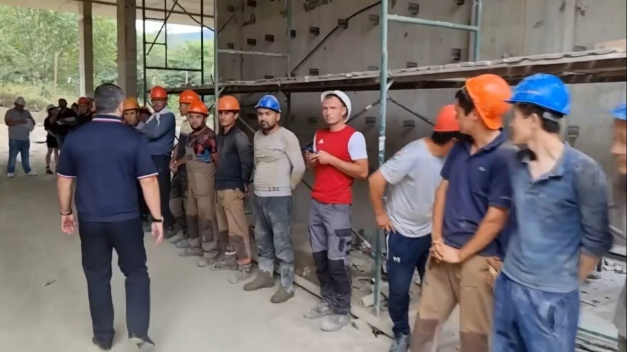 Migrantlar Sochidagi reydlar paytida qo‘pol munosabatdan shikoyat qilmoqda