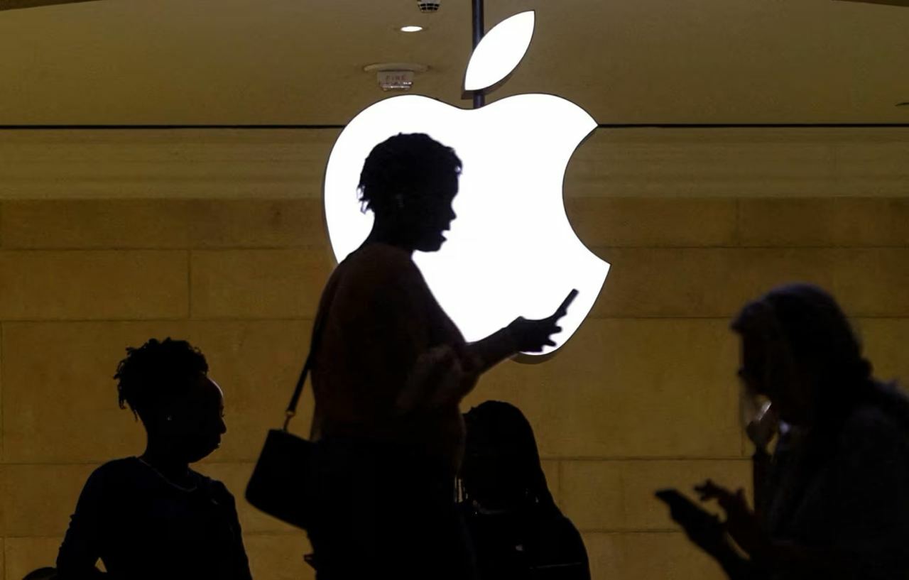 Maxfiylikni targ‘ib qiluvchi “Apple” kompaniyasi o‘z xodimlariga nisbatan josuslik qilishda ayblanmoqda