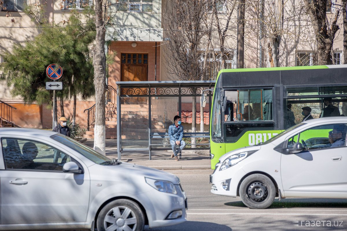 Қор, ёмғир, чанг-тўзон: йўловчилар қаерда автобус кутсин?