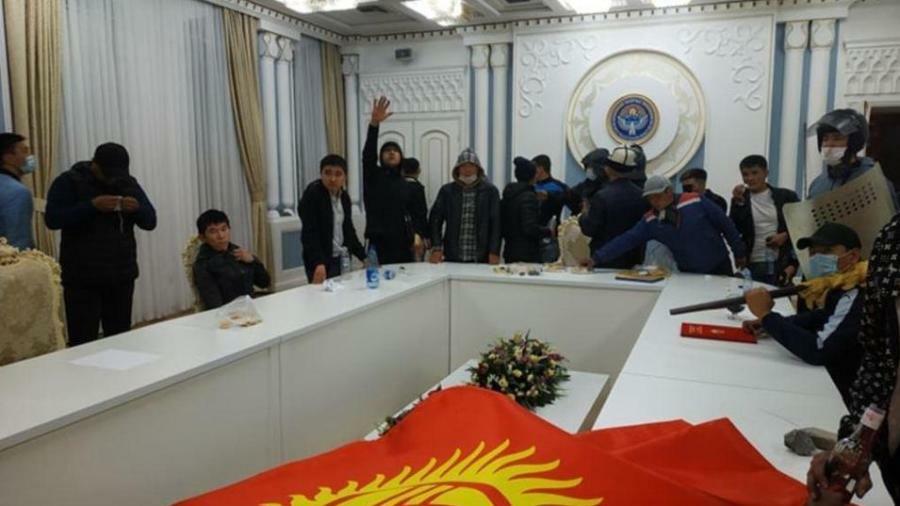 Намойишчилар оқ уйни эгаллаб олишди. Қирғизистон президенти мамлакатдаги тартибсизликлар юзасидан баёнот берди (+видео)