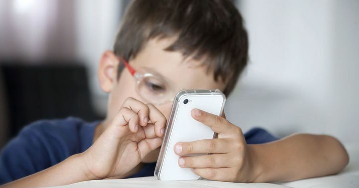 JSST bolalarning mobil telefonlardan foydalanishini qonunan cheklashni taklif qilmoqda
