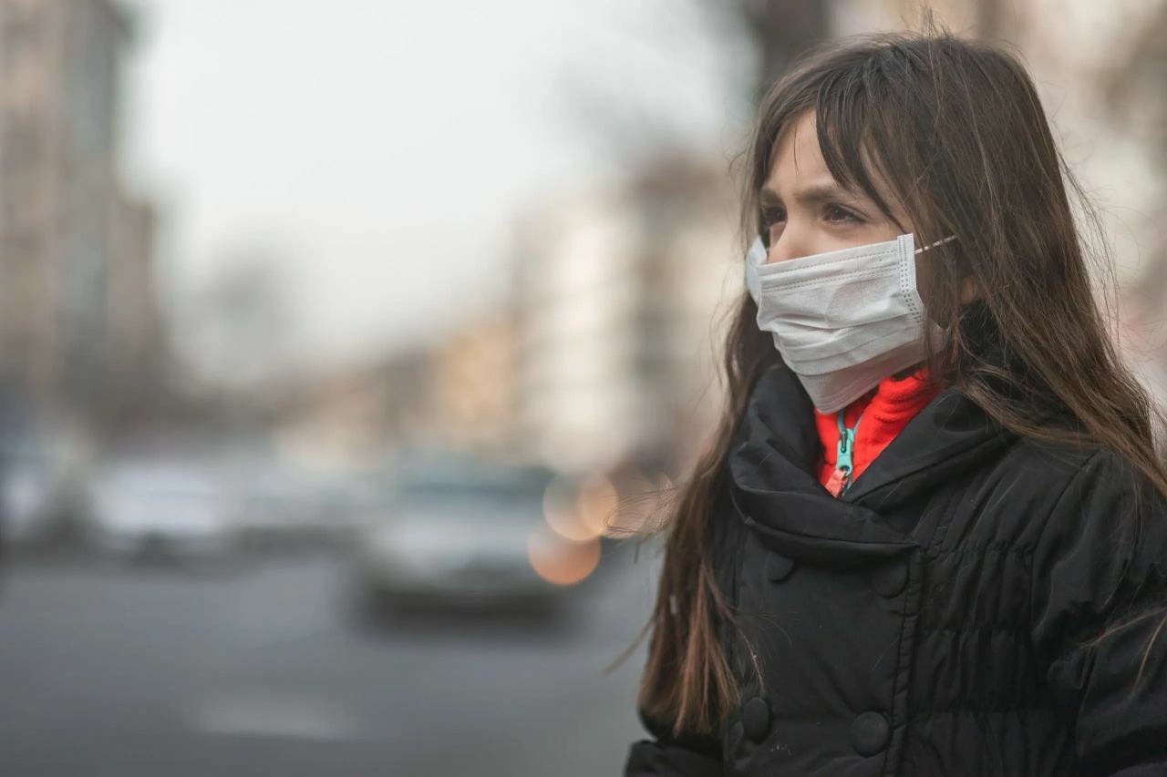 Tadqiqot: Koronavirus pandemiyasi tufayli o‘smir qizlarning miyasi 4 yilga qarigan
