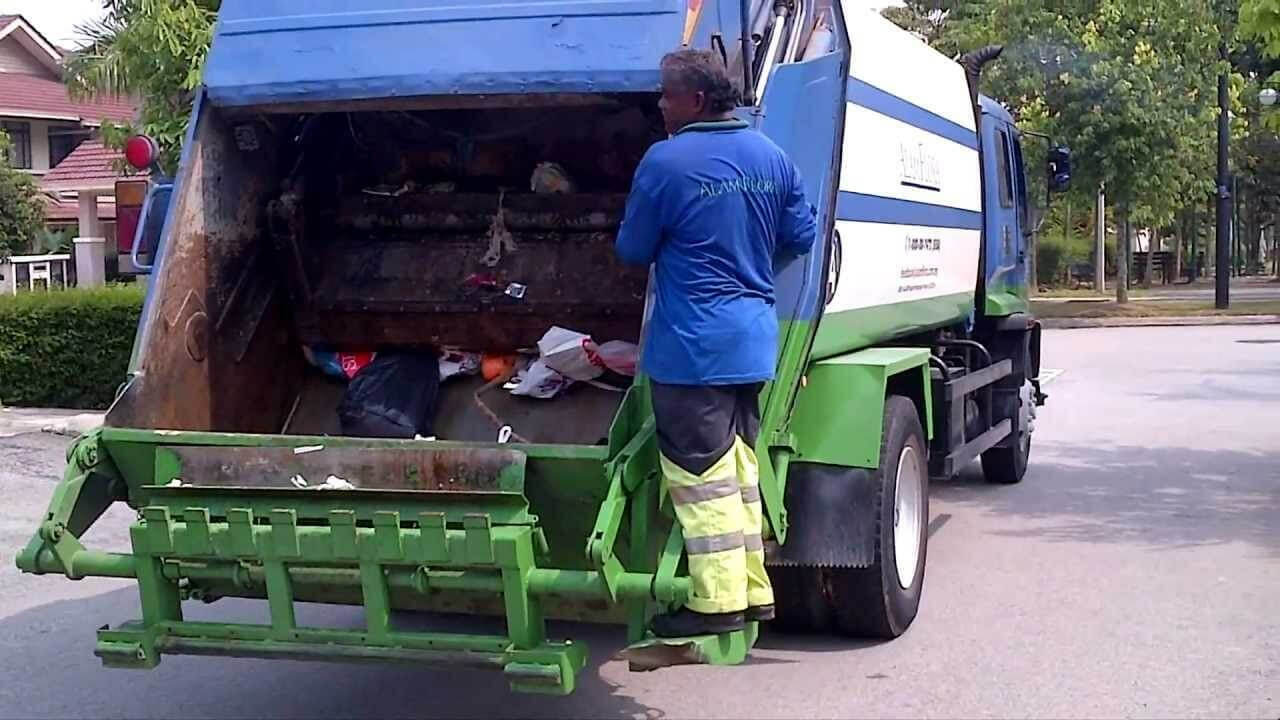 Chiqindi tashish tashkiloti Namanganda aholidan katta miqdordagi pullar asossiz olgani aniqlandi