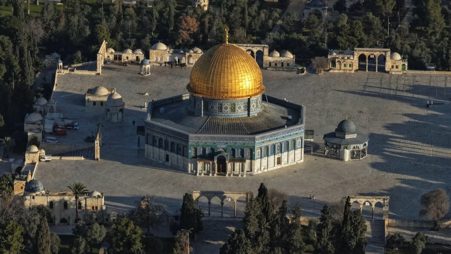 Musulmonlarsiz qolgan Al-Aqso: Isroil nega masjidni yopib qo‘ydi?