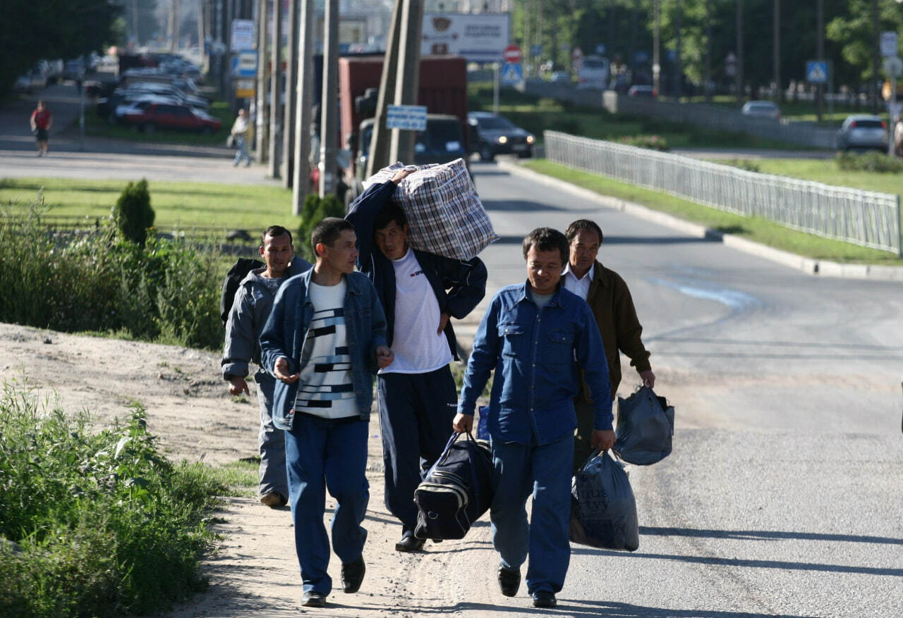 “Potensial xavf”: Rossiyada migrantlarga maktab va bog‘chalar yaqinida yashash taqiqlanishi mumkin
