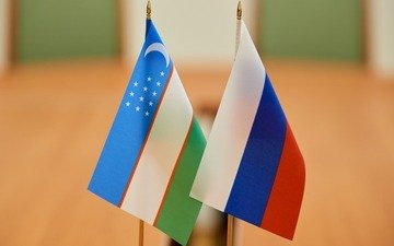 флаги Россия и Узбекистан