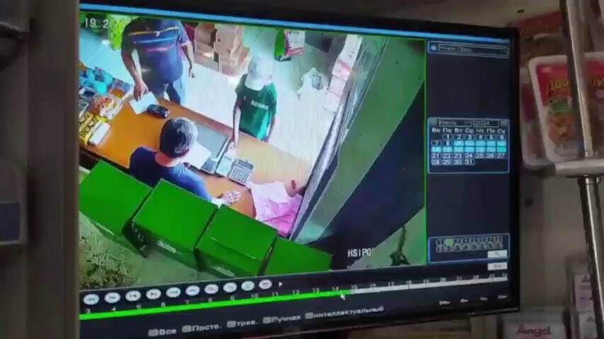 Sirdaryoda doʻkon sotuvchisi xaridor bolaga tarsaki tushirdi