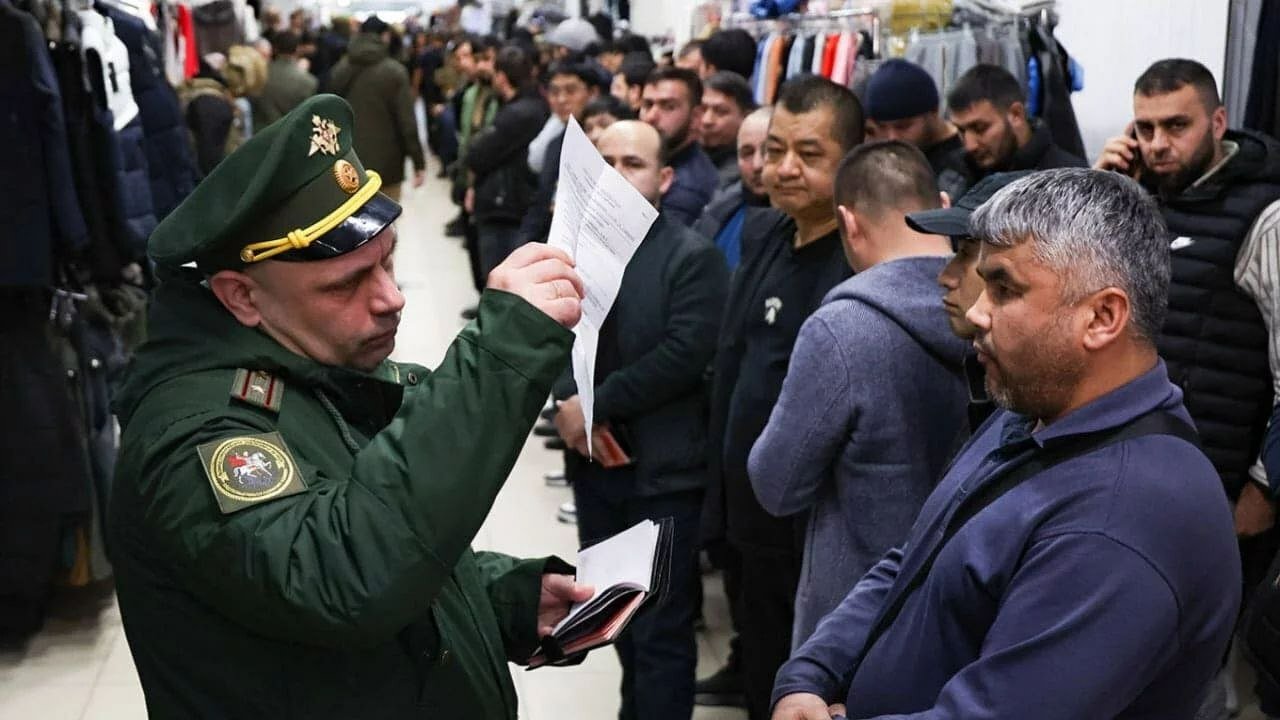 Rossiyada migrantlarni chiqarib yuborish uchun sabablar ikki barobar oshiriladi