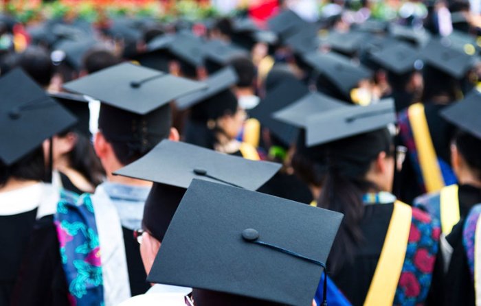 Men u bilan uchrashdim va uni kochada sikdim.