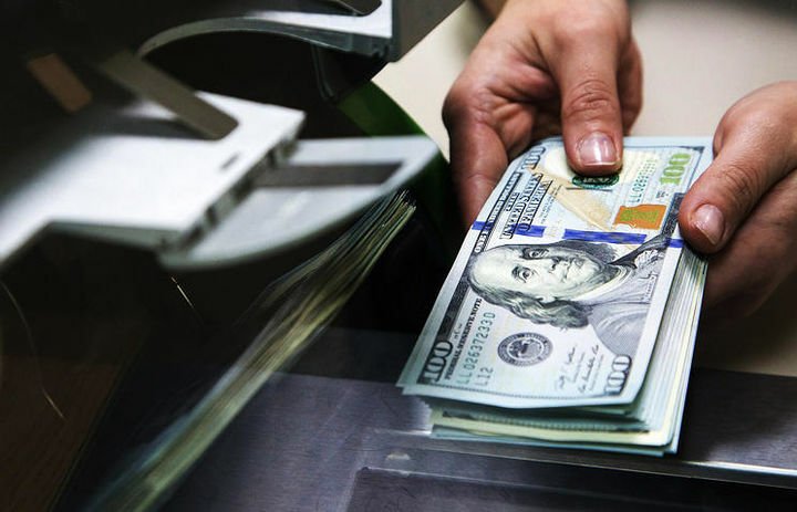 O‘zbekistonliklar banklarda valyuta sotib olishdan ko‘ra sotishni afzal ko‘rmoqda