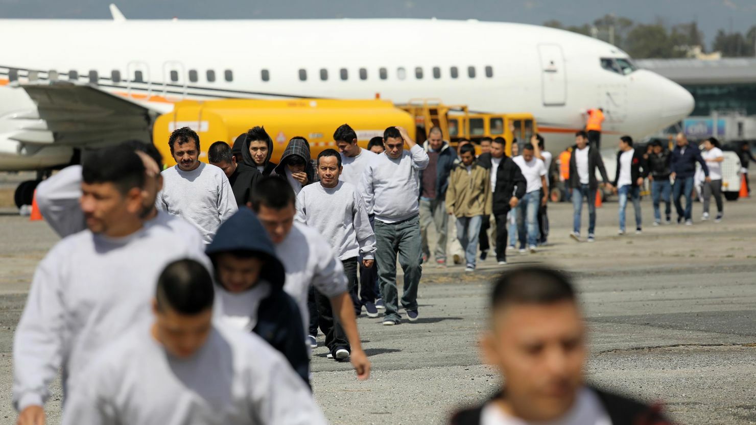 AQSh deportatsiyasida rekord: Ularning orasida 572 nafari o‘zbekistonliklar