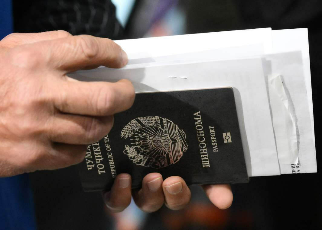 Rossiyada migrantlar uchun qattiqroq talablar: ish ruxsatnomalari 40% ga oshdi, patentlar cheklanmoqda