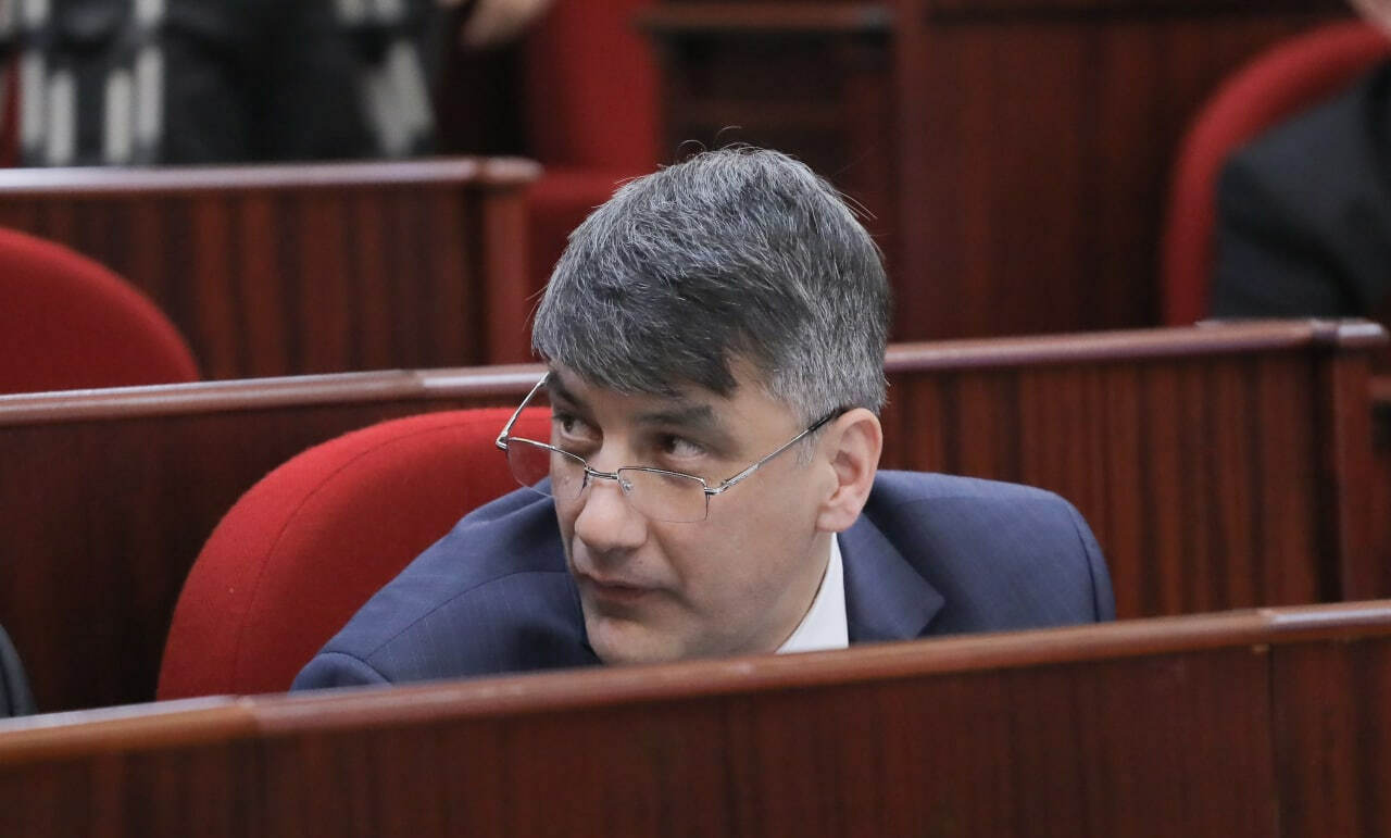 Bolalarga yaxshi ta’lim bermagan o‘qituvchilarga kamroq maosh berish kerak – Alisher Qodirov