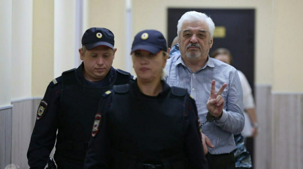 Usmon Baratov “xoʻrozlar” haqidagi posti uchun 4 yilga “kesildi”