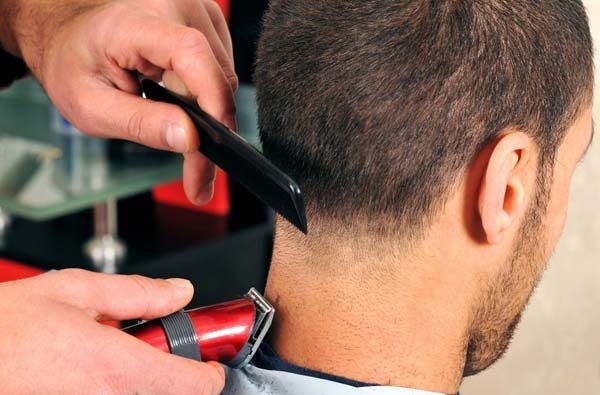 “Kimni chaqirasan endi?”: Toshkentlik sartarosh uzr so’rab chiqdi